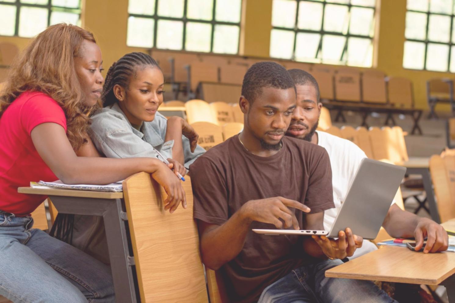 Session de formation avec documents et calculatrice